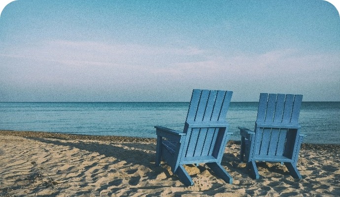 Zwei Stühle am Strand