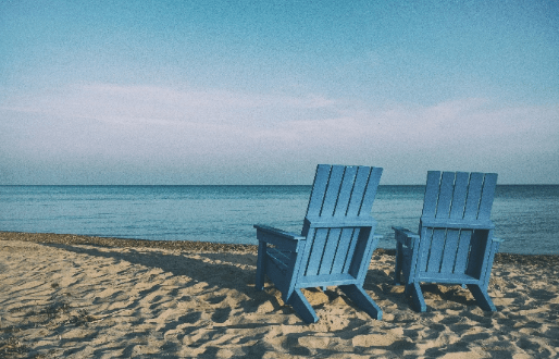 Stühle am Strand